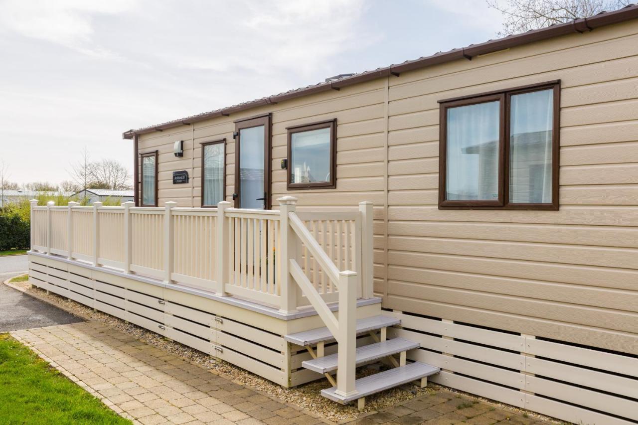 Cottontail Lodge - Hot Tub - Pet Friendly South Cerney Luaran gambar