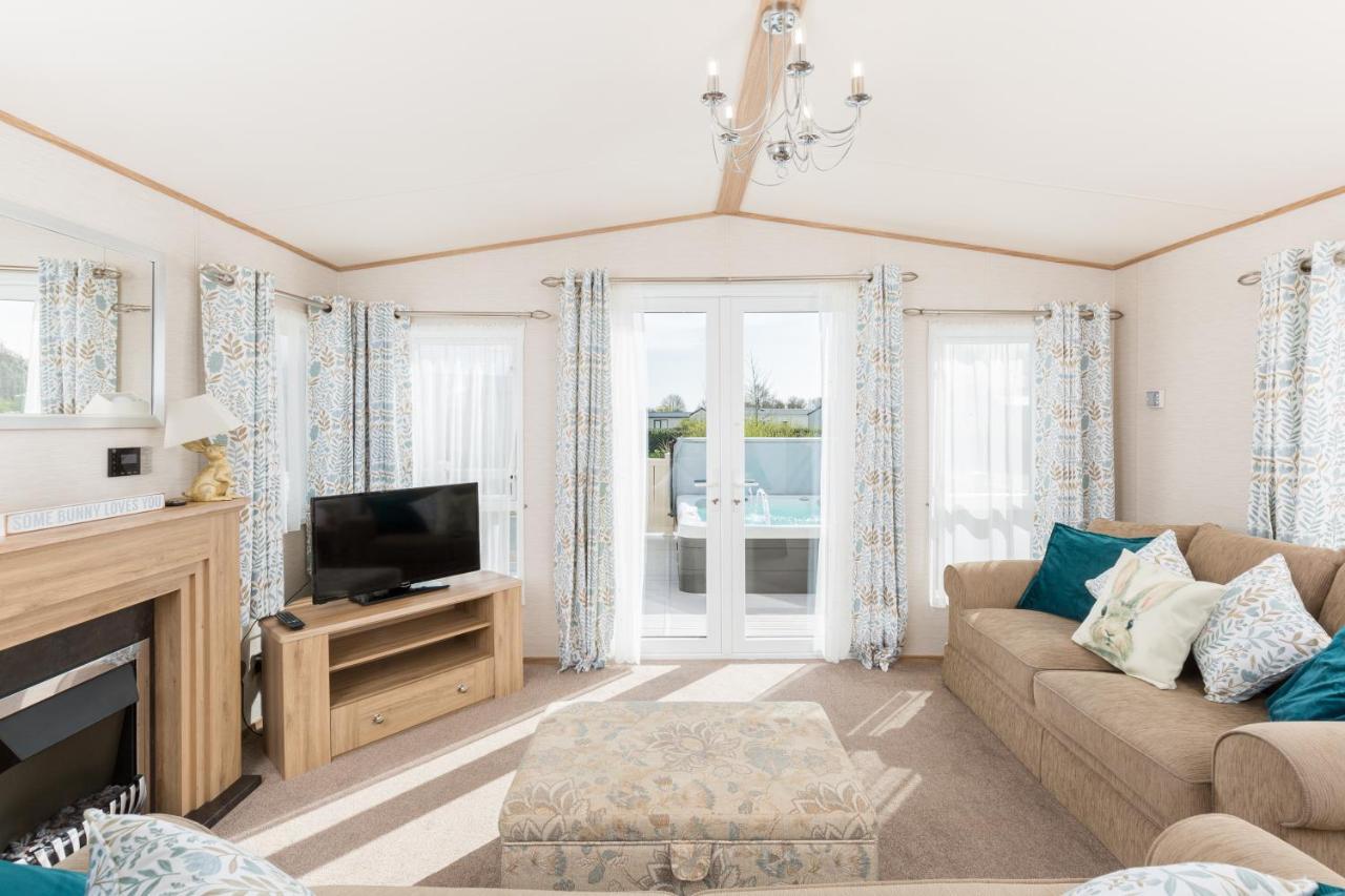 Cottontail Lodge - Hot Tub - Pet Friendly South Cerney Luaran gambar