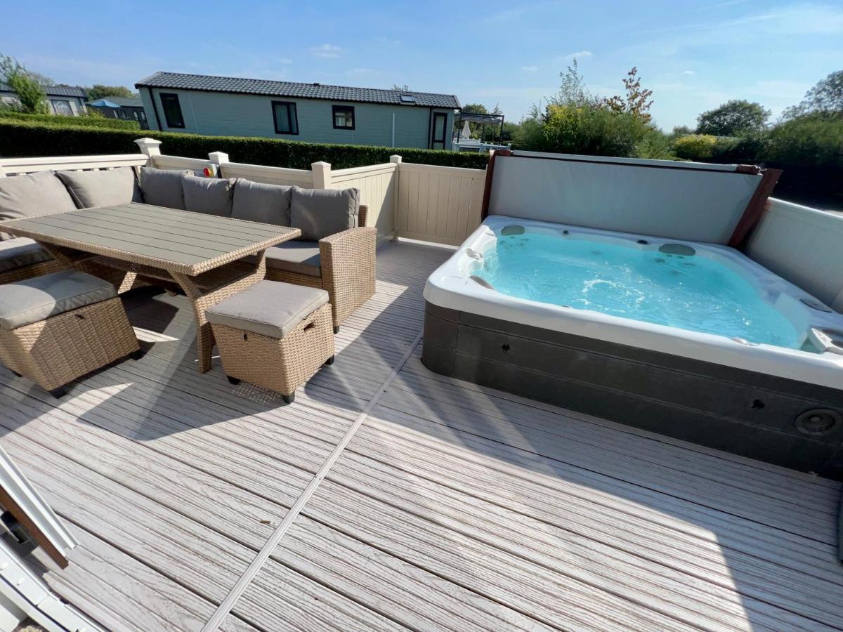 Cottontail Lodge - Hot Tub - Pet Friendly South Cerney Luaran gambar