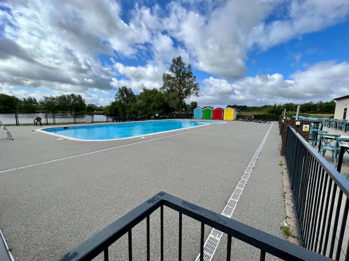 Cottontail Lodge - Hot Tub - Pet Friendly South Cerney Luaran gambar