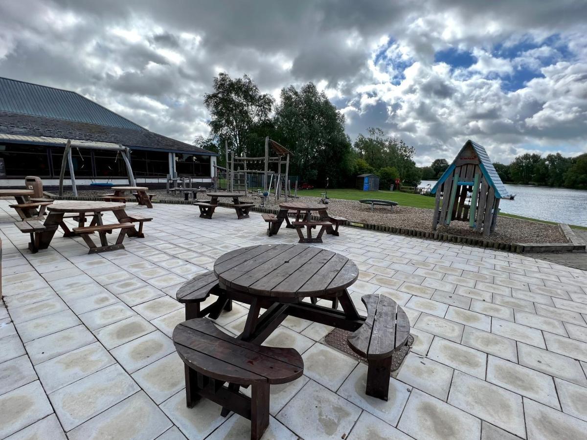 Cottontail Lodge - Hot Tub - Pet Friendly South Cerney Luaran gambar