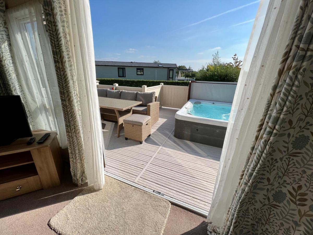 Cottontail Lodge - Hot Tub - Pet Friendly South Cerney Luaran gambar