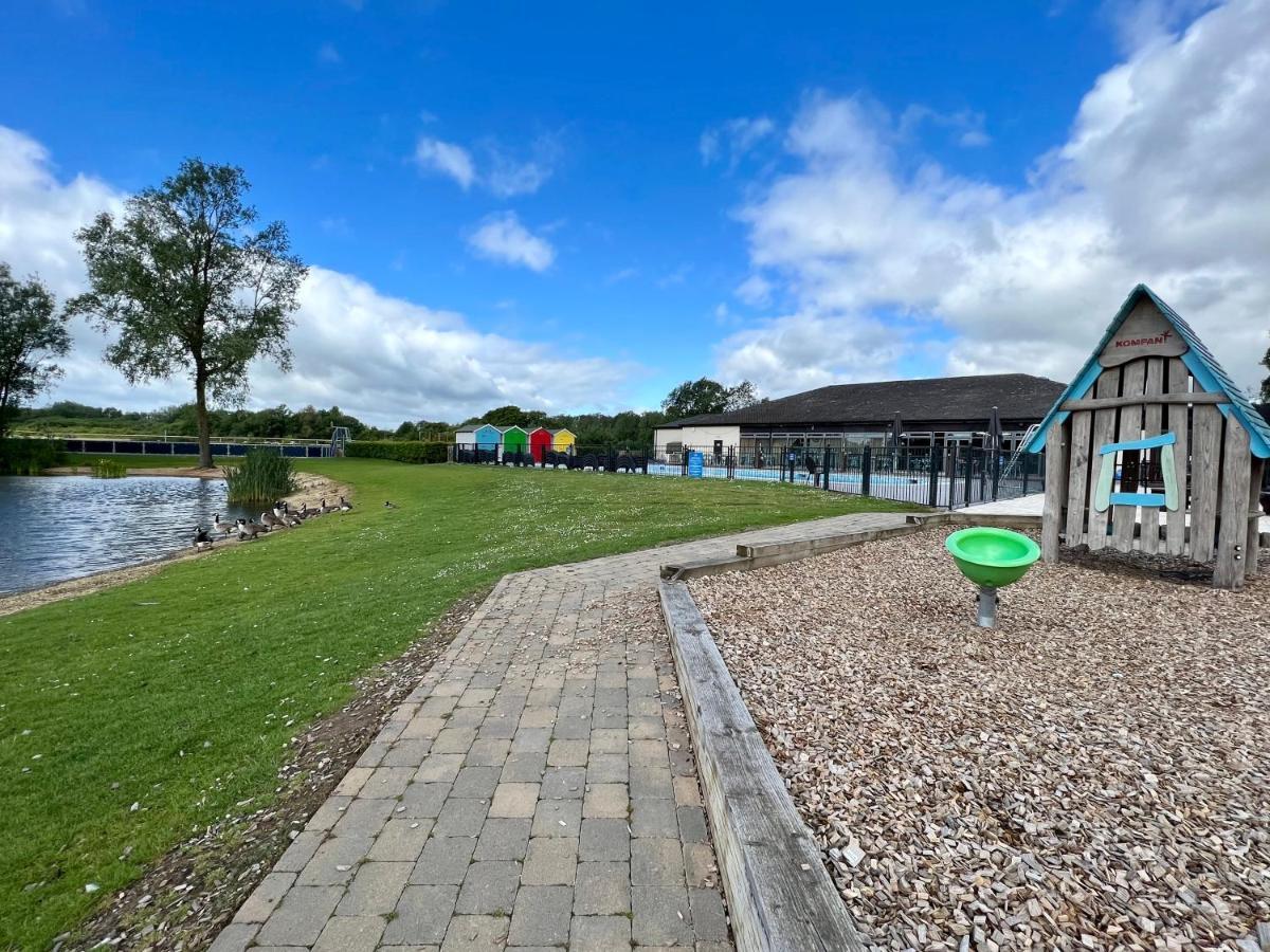 Cottontail Lodge - Hot Tub - Pet Friendly South Cerney Luaran gambar